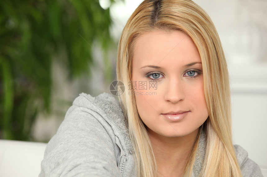 金发少女的肖像运动面部蓝色护理衣服眼睛成人女性皮肤快乐图片