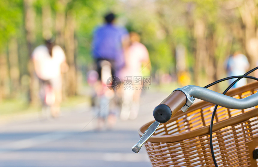 公园的自行车女性街道民众小路男人卫生锻炼女士花园保健图片