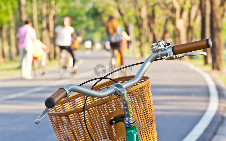 公园的自行车团体锻炼保健女士小路卫生花园街道男人民众图片