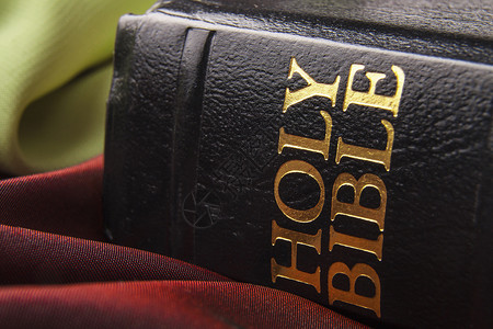 黑皮圣经宗教信仰字母皮革金色黑色活着基督教高清图片素材