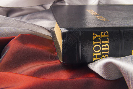 黑皮圣经黑色金色信仰宗教皮革字母活着金色字母高清图片素材