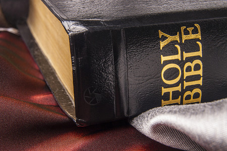 黑皮圣经皮革字母活着黑色信仰金色宗教基督教高清图片素材