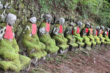日本地藏宗教菩萨文化石头雕塑寺庙地标雕像苔藓背景图片
