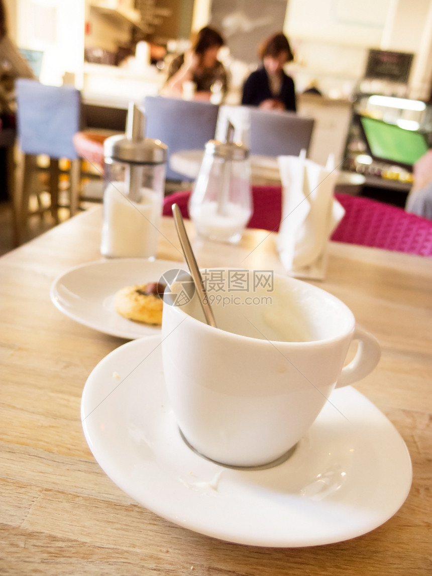 在咖啡厅与人们一起喝咖啡飞碟咖啡师咖啡餐厅牛奶杯子休息文化职业酒吧图片