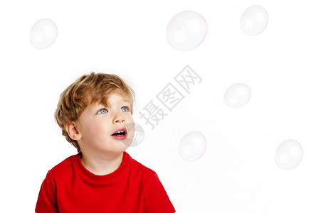 红色泡泡玩泡泡的可爱男孩婴儿白色孩子红色青年儿童快乐微笑金发乐趣背景