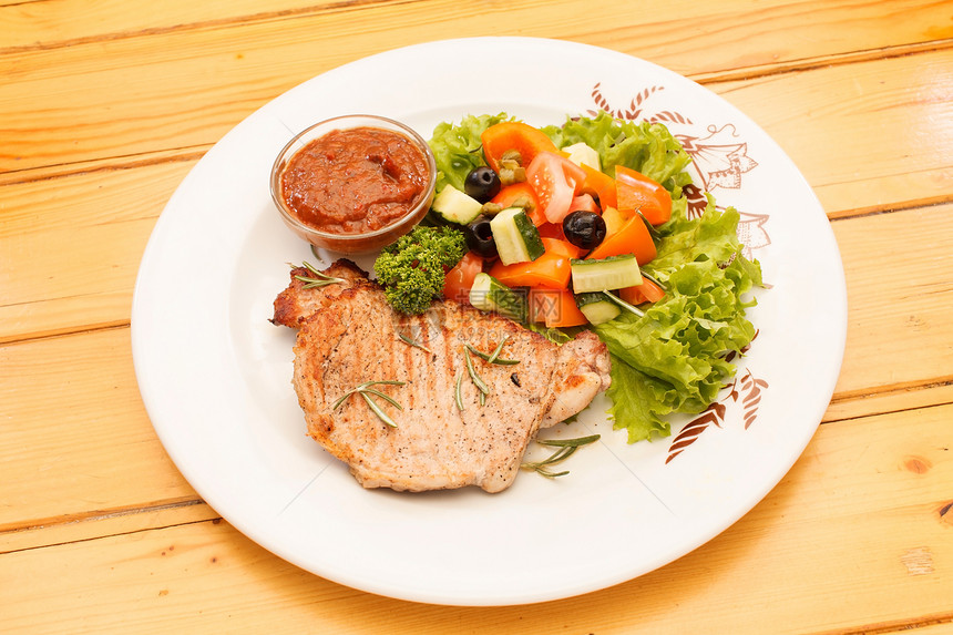 带蔬菜的鸡鸡香料沙拉禽肉黄瓜盘子胡椒迷迭香草药食物美食图片