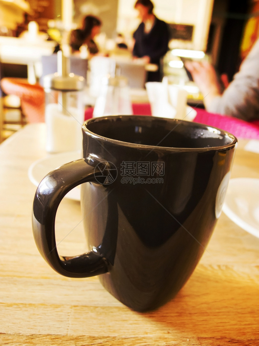 在咖啡厅与人们一起喝咖啡杯子职业文化泡沫咖啡木头酒吧早餐牛奶飞碟图片