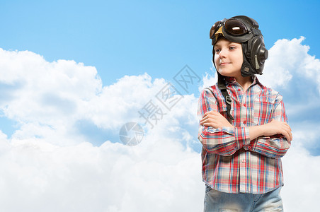 飞行员头盔戴头盔飞行员的男孩梦想成为飞行员飞机男性眼镜空军旅行蓝色帽子男生天空想像力背景