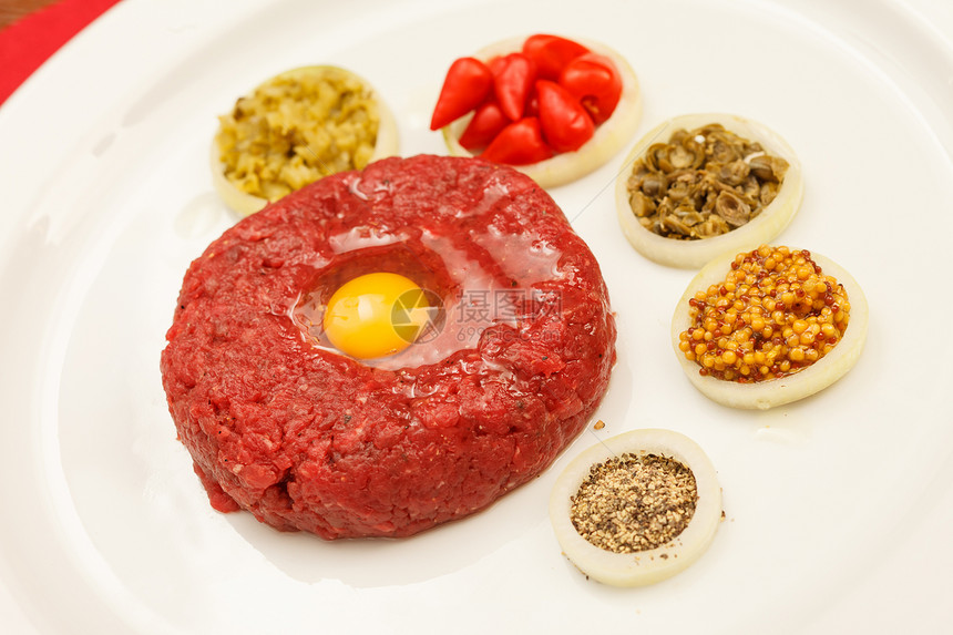盘子上的塔列牛肉胡椒营养鞑靼香料地面午餐饮食食物美食图片
