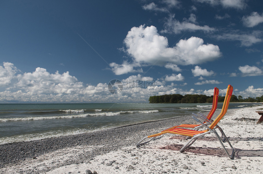 湖上波浪天空海浪椅子假期旅游休息室蓝色风景美丽图片