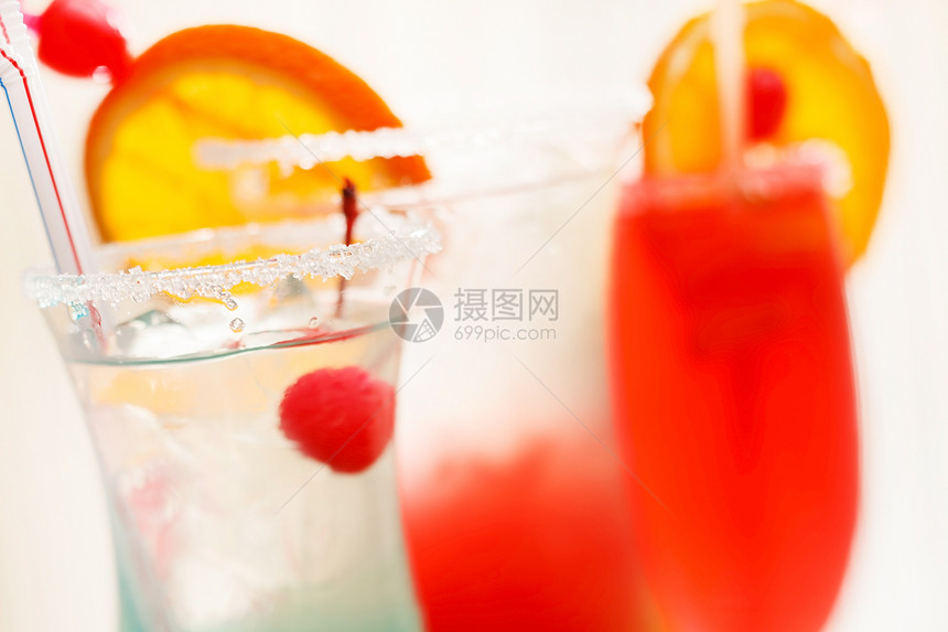 酒吧里鸡尾酒水果液体薄荷玻璃牛奶绿色稻草橙子叶子饮料图片