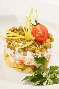 俄罗斯沙拉小吃土豆午餐蔬菜茶点盘子白色香肠美食新年白色的高清图片素材