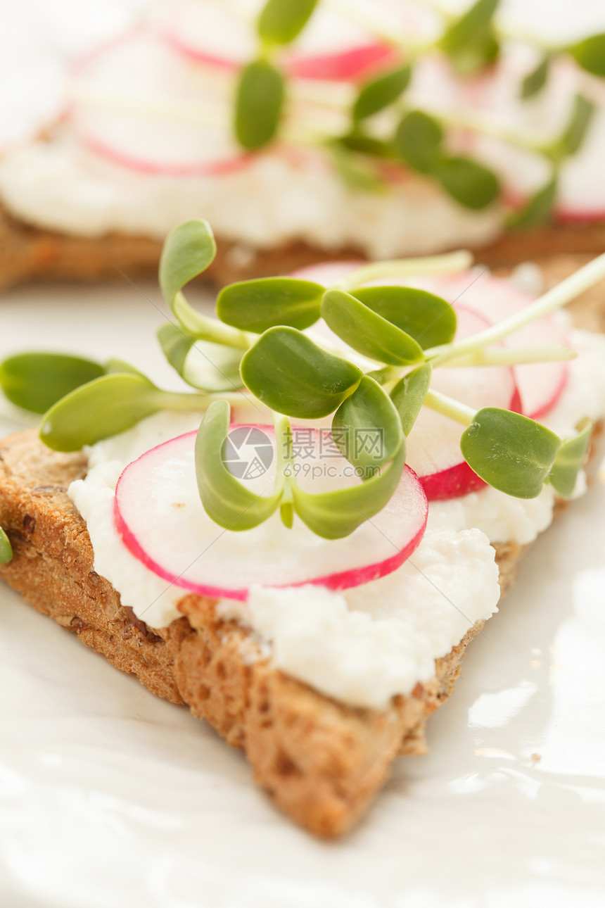 三明治加萝卜和向日葵芽沙拉蔬菜美食叶子健康饮食早餐面包草本植物食物摄影图片