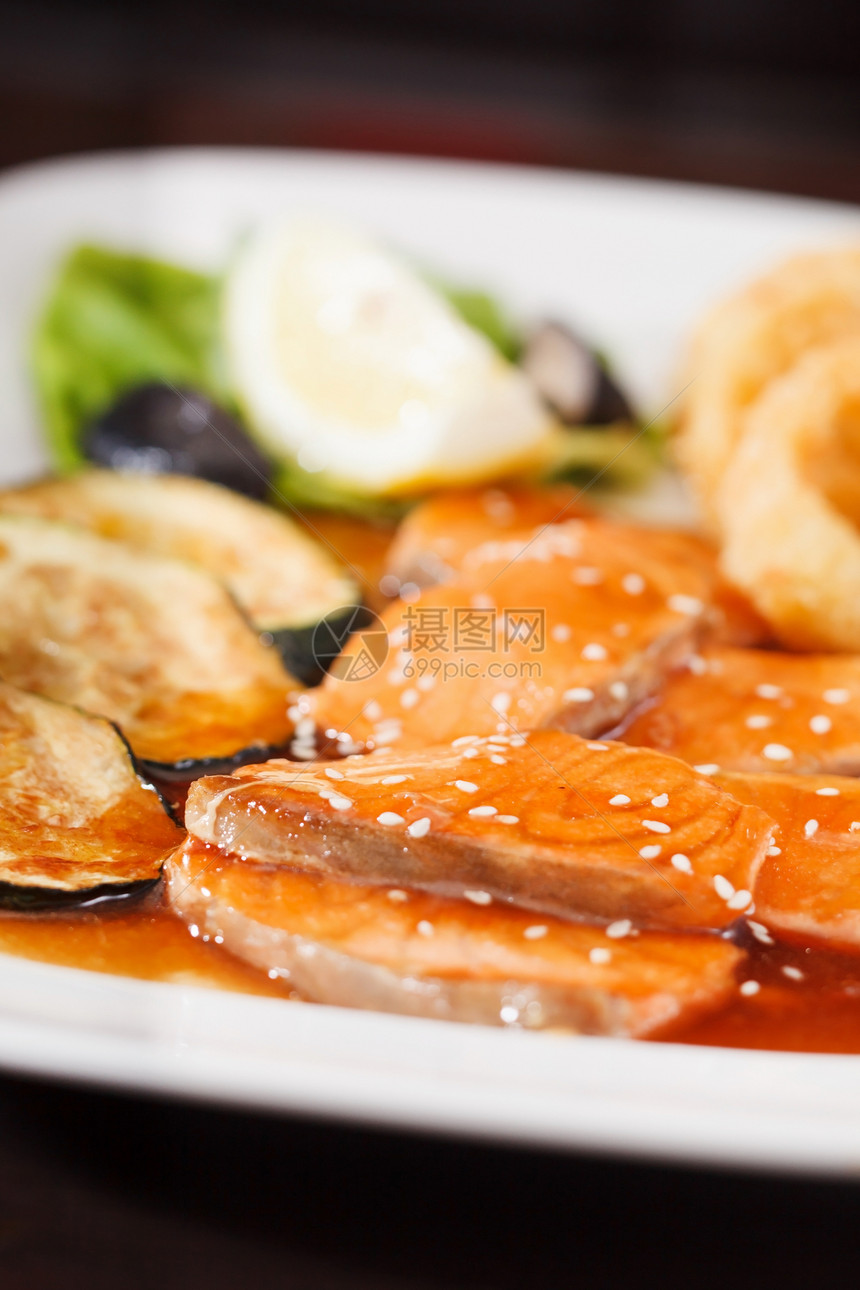 有蔬菜的三文鲑鱼柠檬海鲜盘子营养鱿鱼健康美食脂肪美味用餐图片