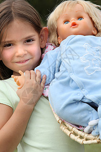小女孩玩洋娃娃婴儿孩子塑像玩具少年女学生青少年篮子女子鬼混背景图片