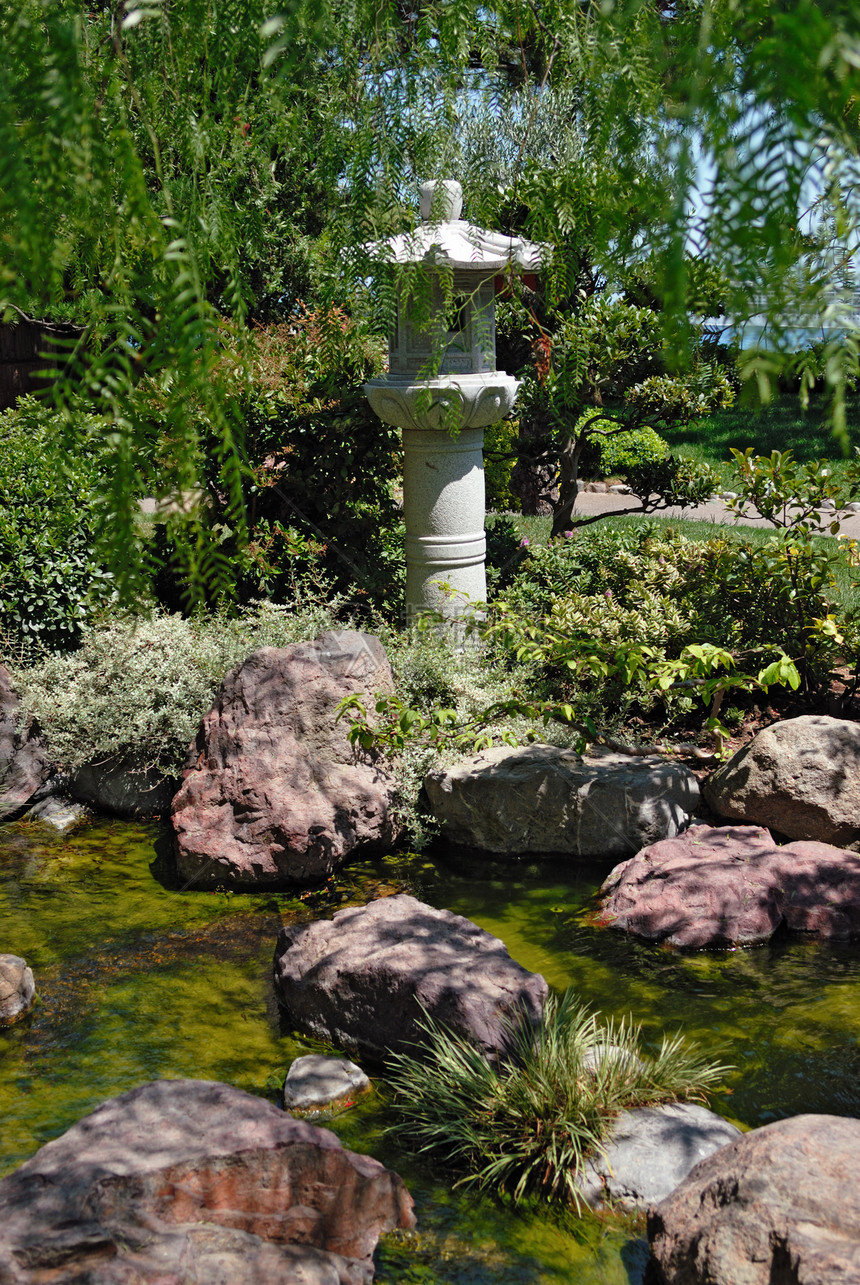 日本花园的石灯笼叶子文化旅行艺术公园池塘旅游树木花岗岩石头图片