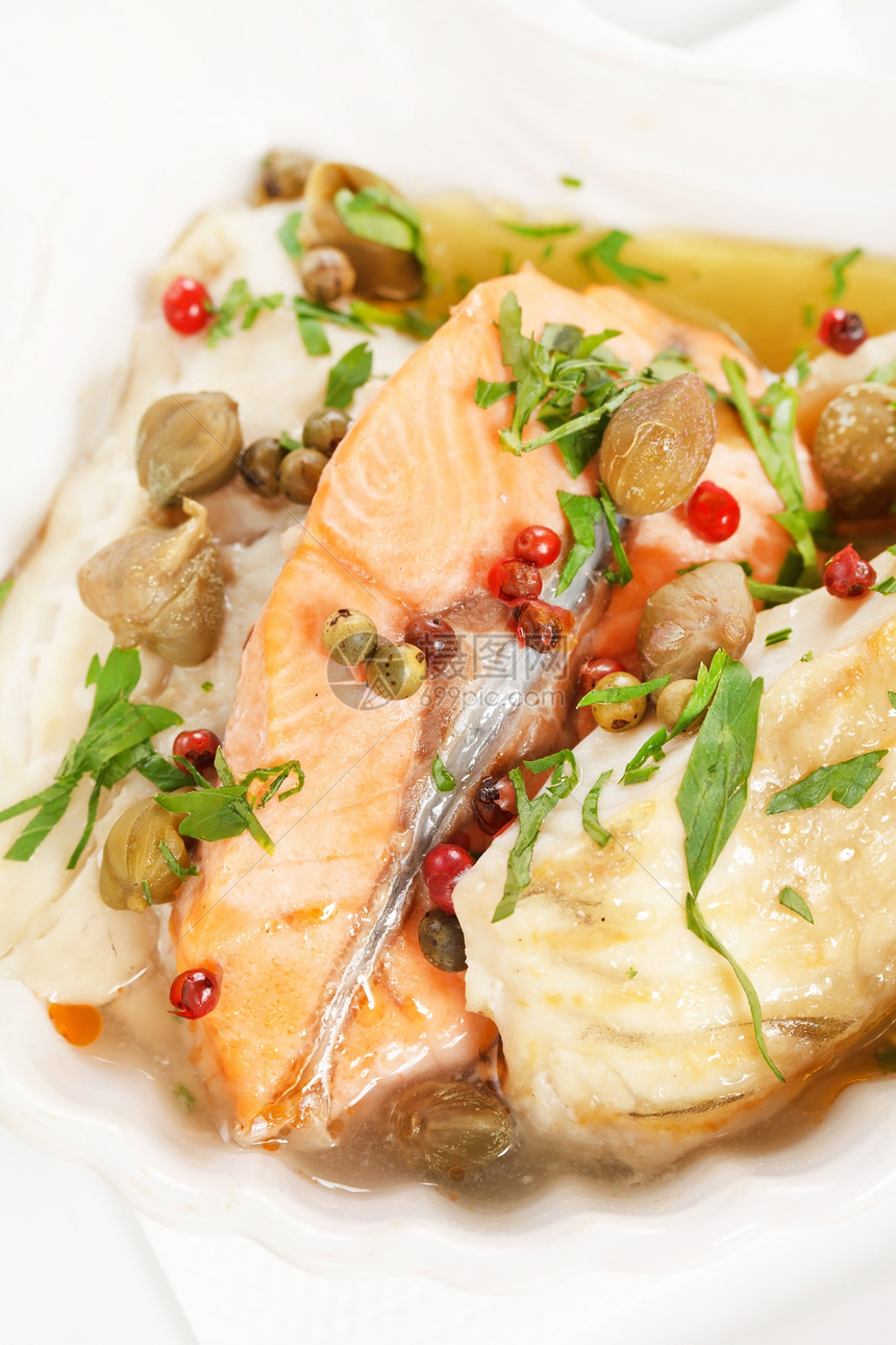 烤鱼平底锅香料美食蔬菜鳟鱼胡椒草药红色食物营养图片