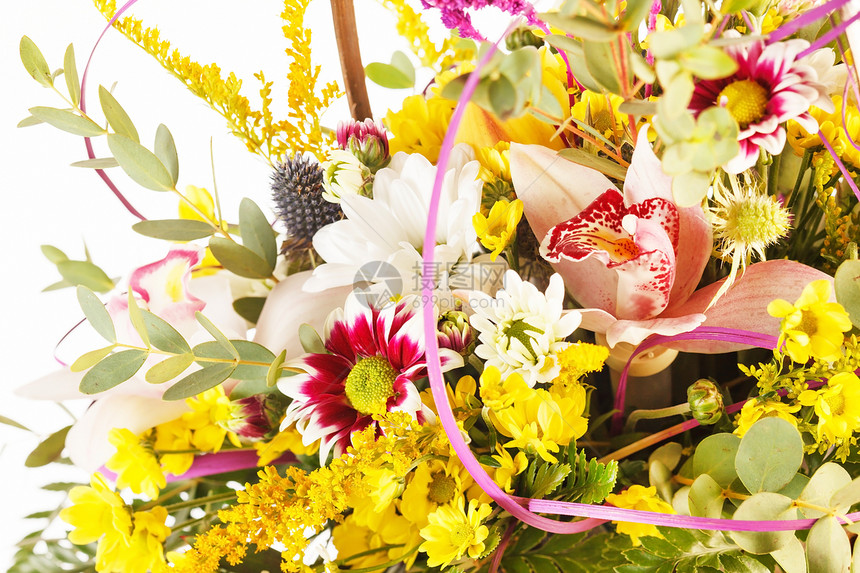 篮子里的鲜花母亲绣球花订婚菊花花瓣百合妈妈雏菊蓝色花瓶图片