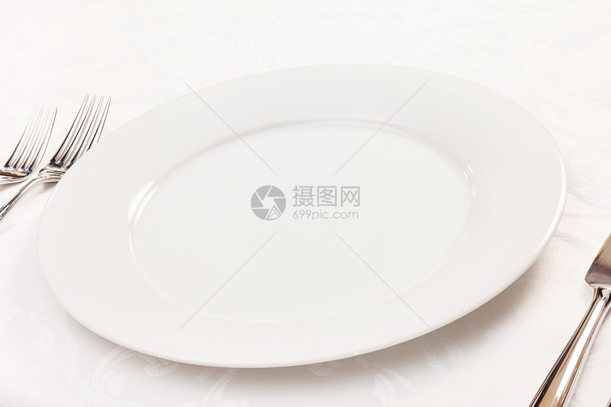 带叉子和刀具的白色空板厨房服务金属早餐环境晚餐用餐餐具用具厨具图片