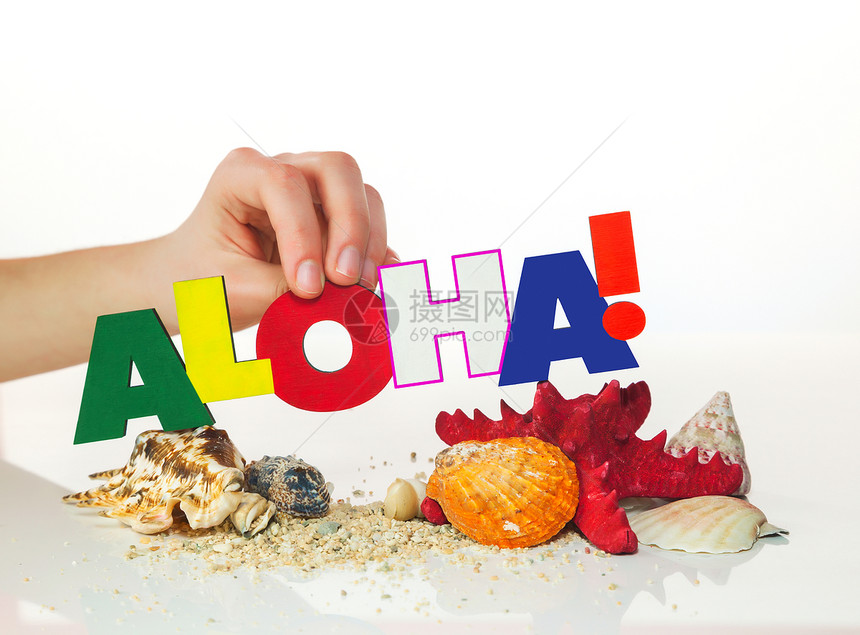 女性手握着色彩多彩的Aloha字白色热带问候语阳光字母假期旅行游客海滩图片
