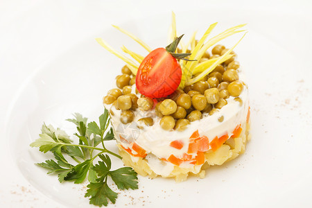 俄罗斯沙拉美食盘子香肠白色土豆茶点蔬菜小吃食物新年蛋黄酱高清图片素材