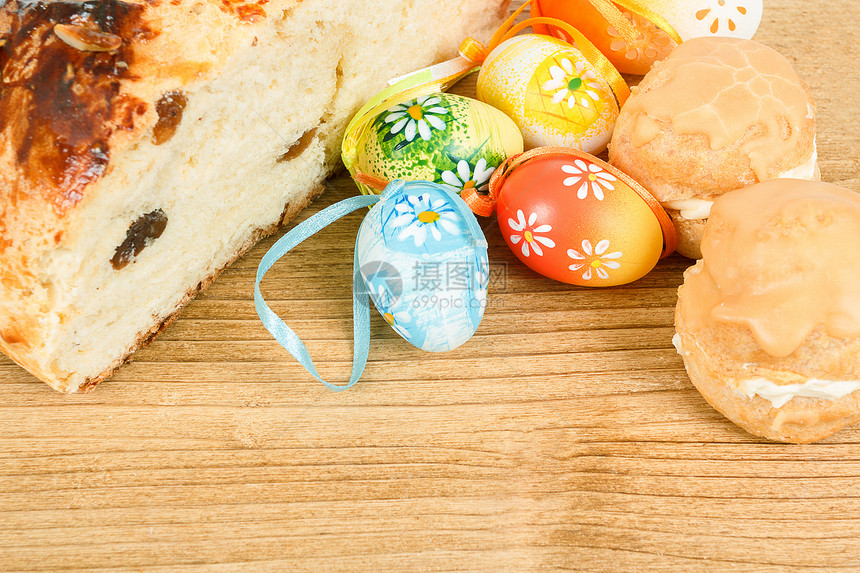 典型的自制复活节蛋糕与杏仁和彩蛋糕点面包甜点食物蛋糕图片