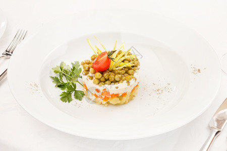 俄罗斯沙拉午餐新年蔬菜白色美食食物香肠茶点小吃土豆盘子高清图片素材