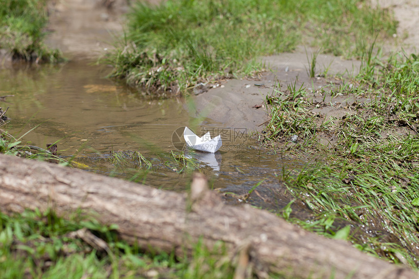 玩具船溪流漂浮自由土地反射折纸财富手工折叠环境图片