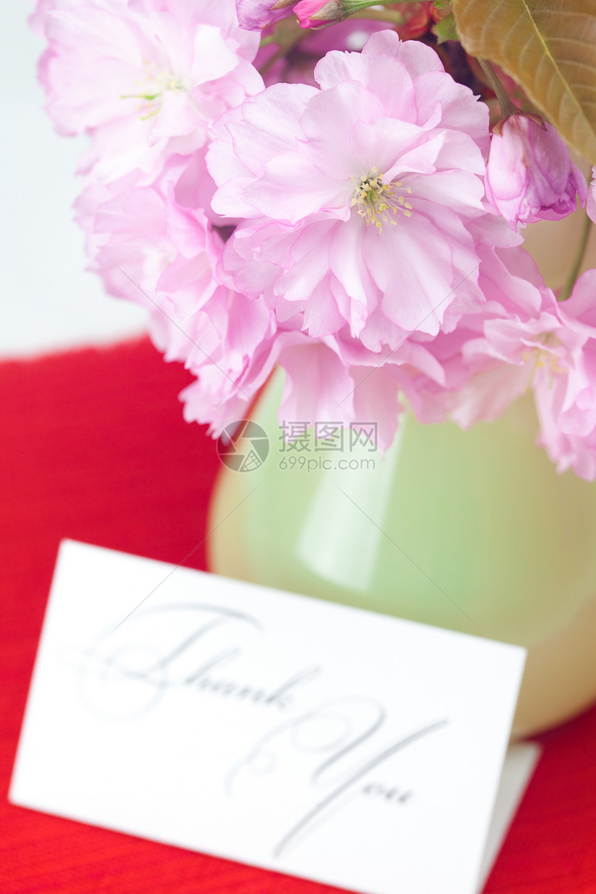 花瓶里有樱花 还有一张卡片上签了名 谢谢您在红色的烤面包上笔记回应感激脚本写作墨水框架礼物植物叶子图片