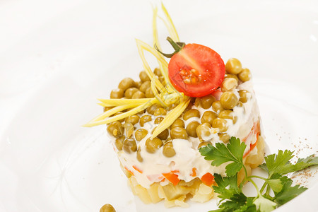 俄罗斯沙拉白色蔬菜午餐香肠盘子新年茶点小吃土豆美食豌豆高清图片素材