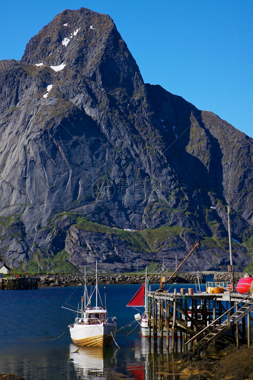 在挪威捕鱼全景晴天渔船海岸胜地风景岩石峡湾村庄顶峰图片