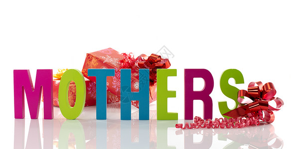 母亲日的文本装饰品展示白色粉色礼物绿色字母红色蓝色背景图片
