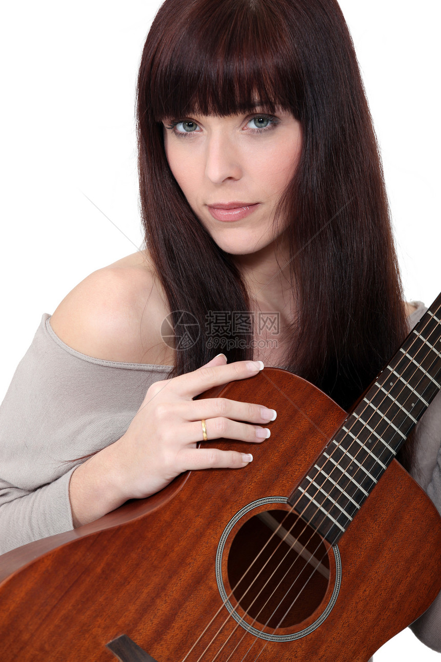 弹音吉他的女人图片