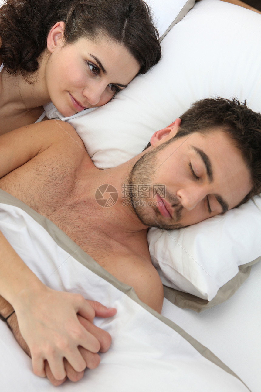 床上的情侣恋爱女性男人男性头发长床棕色投标枕头亲热图片