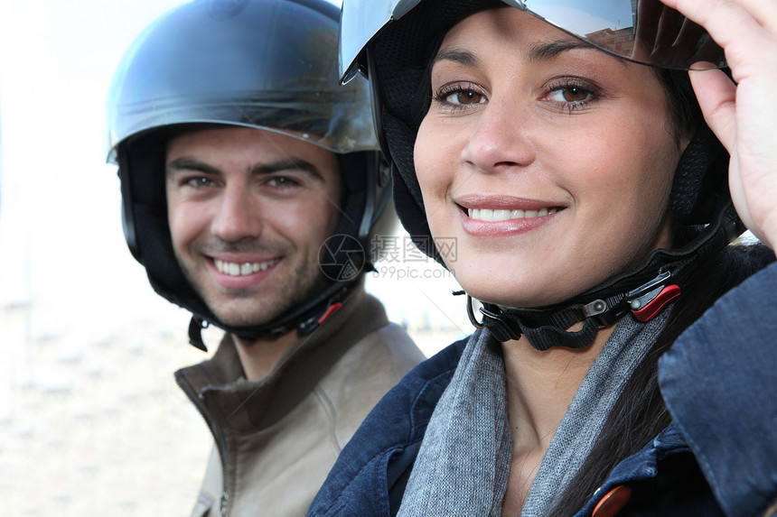 穿着摩托车头盔的夫妇图片