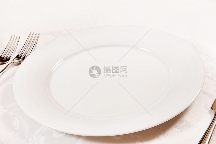 带叉子和刀具的白色空板餐厅陶瓷桌子环境银器晚餐盘子食物餐具用具图片