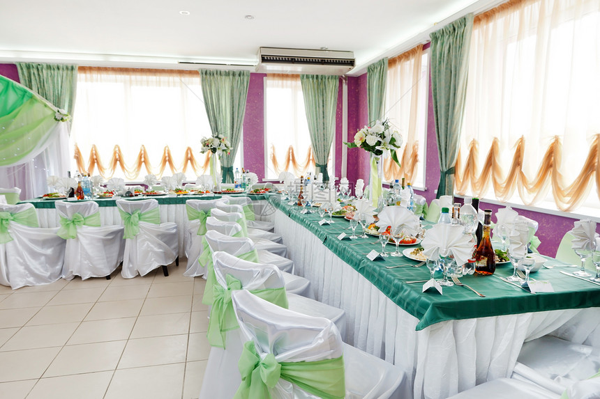 婚礼桌桌宴会盘子玻璃绿色庆典桌布接待椅子白色婚姻图片