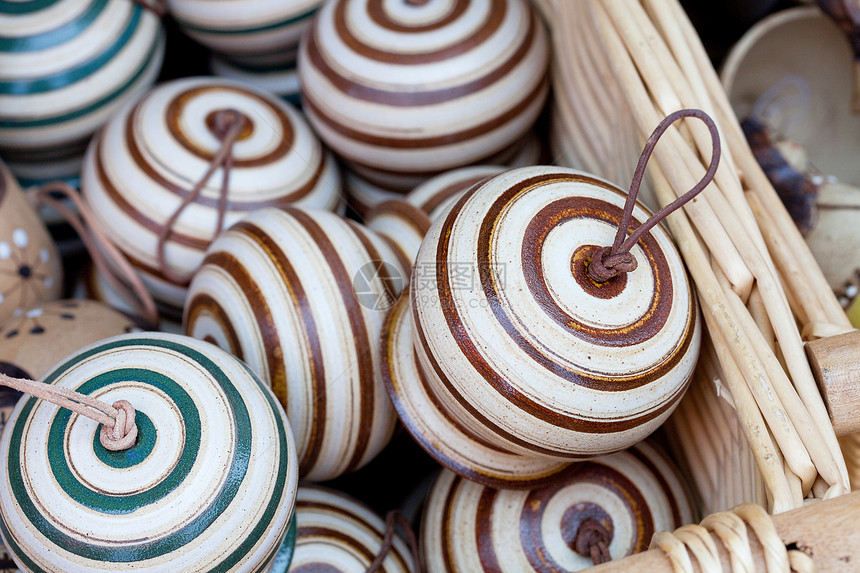 集市篮子里的陶瓷钟声手工业旅行顺口溜工艺市场纪念品细绳文化黏土创造力图片