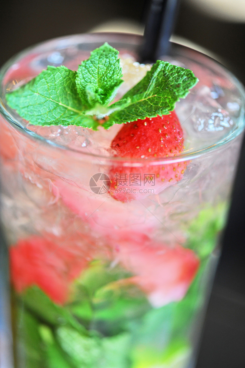 草莓莫希托鸡尾酒玻璃果汁液体热带稻草糖浆食物叶子苏打饮料图片