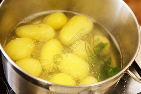 水煮土豆土豆煮在酱锅里平底锅滚刀淀粉香菜维生素蔬菜草本植物食物营养马铃薯背景