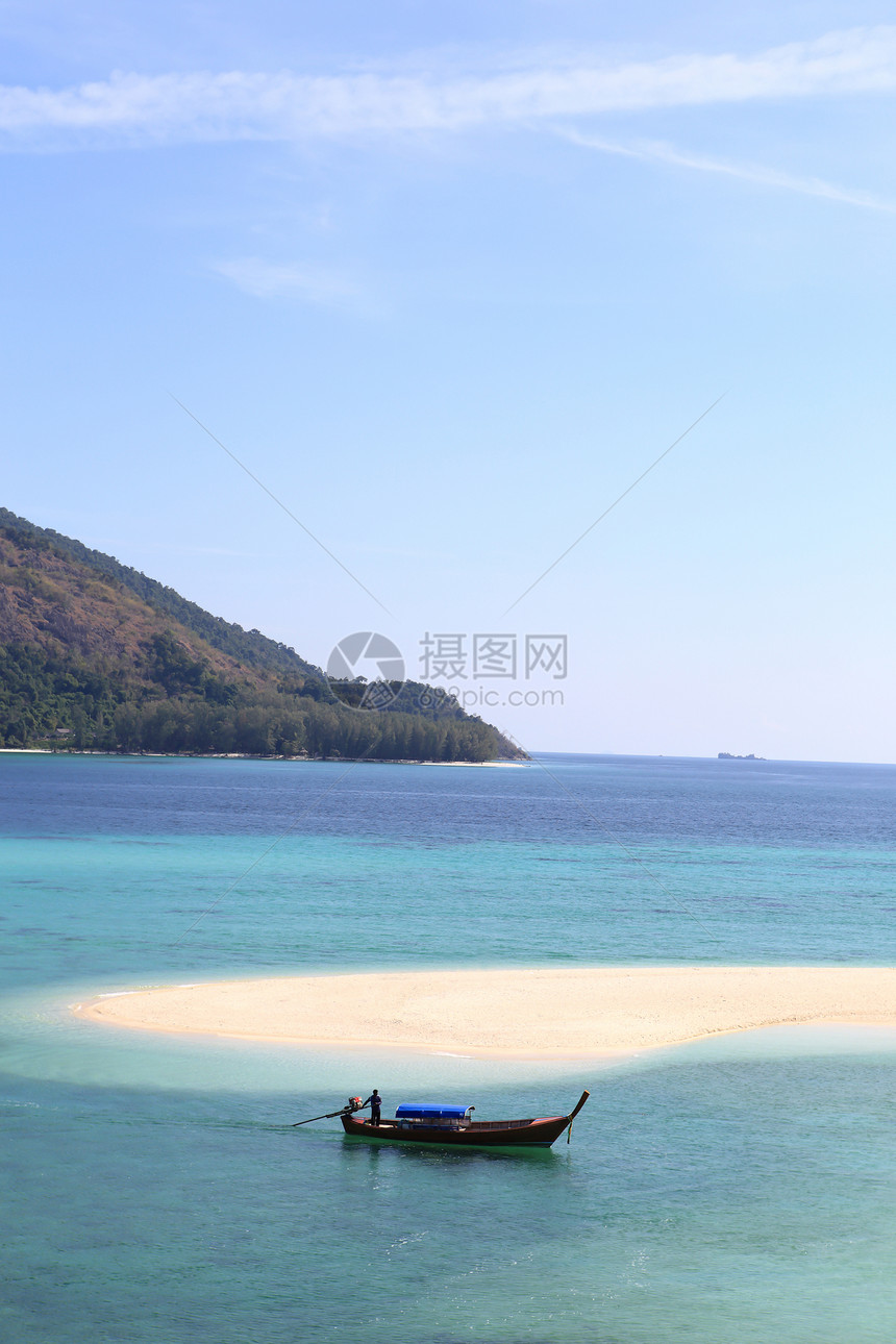 泰国利佩岛清水和蓝天空天空假期岩石晴天娱乐天堂血管海洋旅行海滩图片