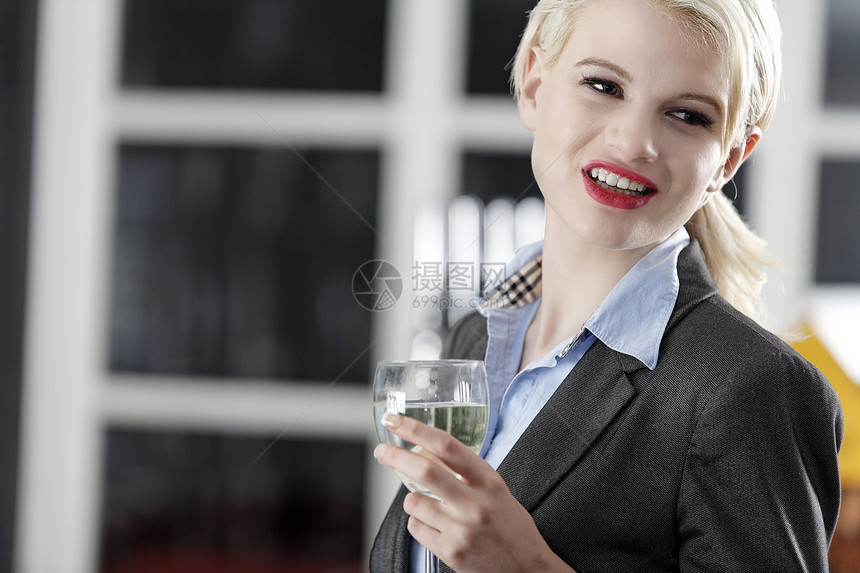 妇女饮酒玻璃休息饮料女性公司快乐微笑女孩俱乐部庆典图片