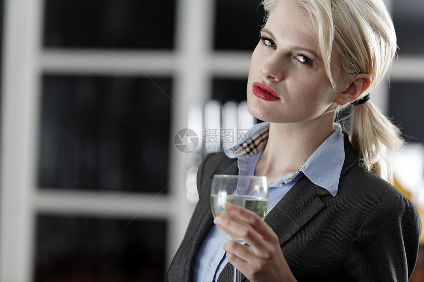 妇女饮酒快乐套装俱乐部女士休息微笑庆典公司工作女孩图片