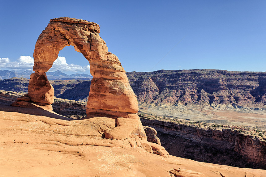 在著名的托端拱门日落国家橙子岩石悬崖沙漠天空蓝色旅行风暴旅游图片