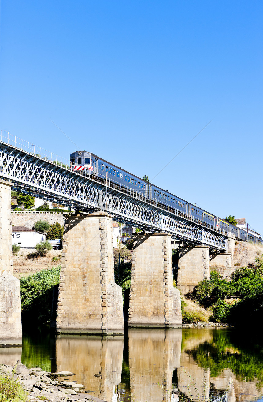 在葡萄牙杜罗谷的铁路火车上搭火车外观位置建筑世界建筑学旅客列车运输旅行图片