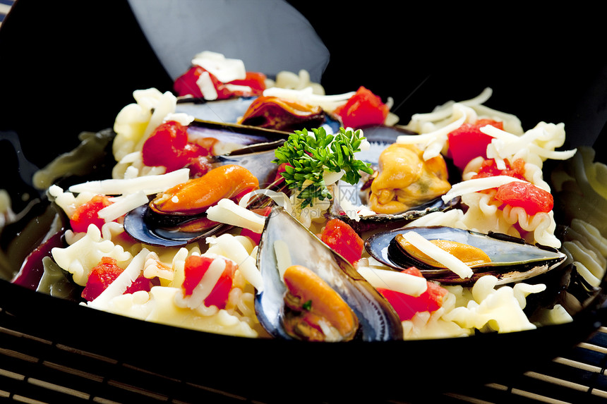 含有贝贝和切碎番茄的意大利面食品美食膳食烹饪静物盘子菜肴熟食海鲜特产图片