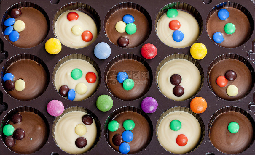 巧克力与小聪明的余生棕色巧克力盒糖果聪明人食物白色甜点静物营养诱惑图片