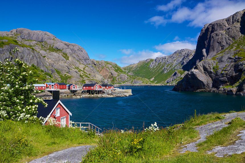 Nusfjord村小屋码头红色晴天山脉港口全景钓鱼胜地风景图片