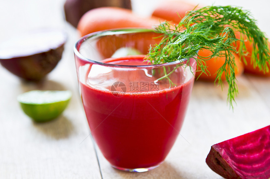 配有胡萝卜和柠檬汁的甜菜根紫色绿色矿物活力水果排毒营养红色果汁蔬菜图片