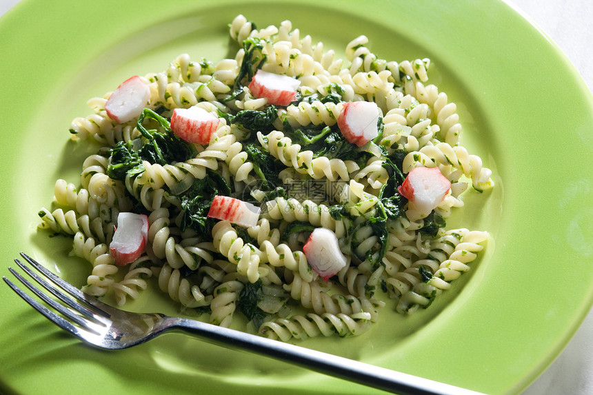 用螃蟹棒和菠菜做的意大利面静物熟菜膳食食物蔬菜食品叉子营养美食盘子图片